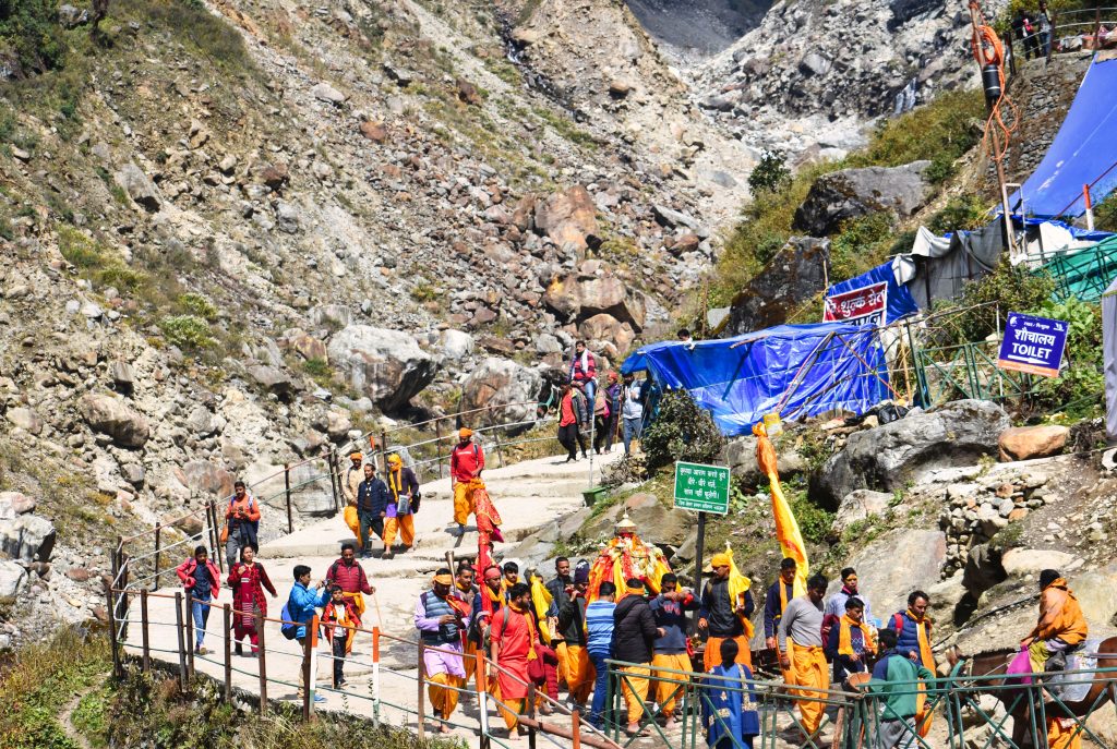 Pilgrims trekking from Gaurikund to Kedarnath